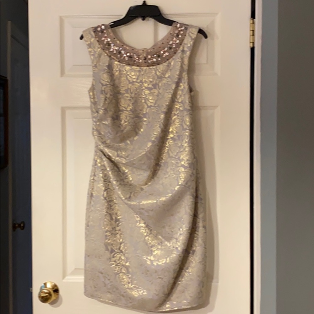 Beautiful dress.  Great for wedding or holidays!